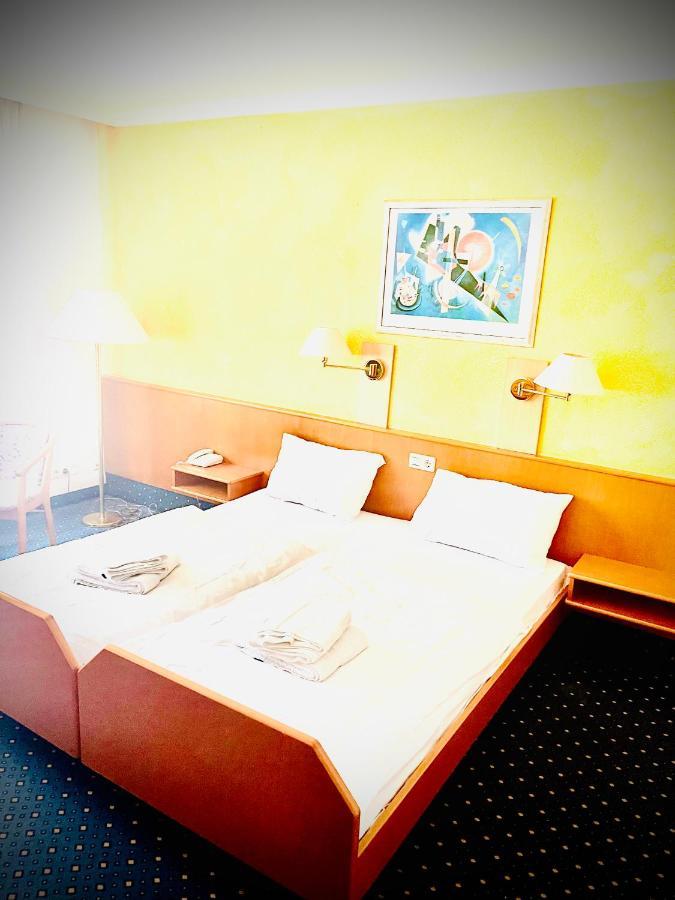 Mc Hotel คาร์ลสรูเฮอ ภายนอก รูปภาพ